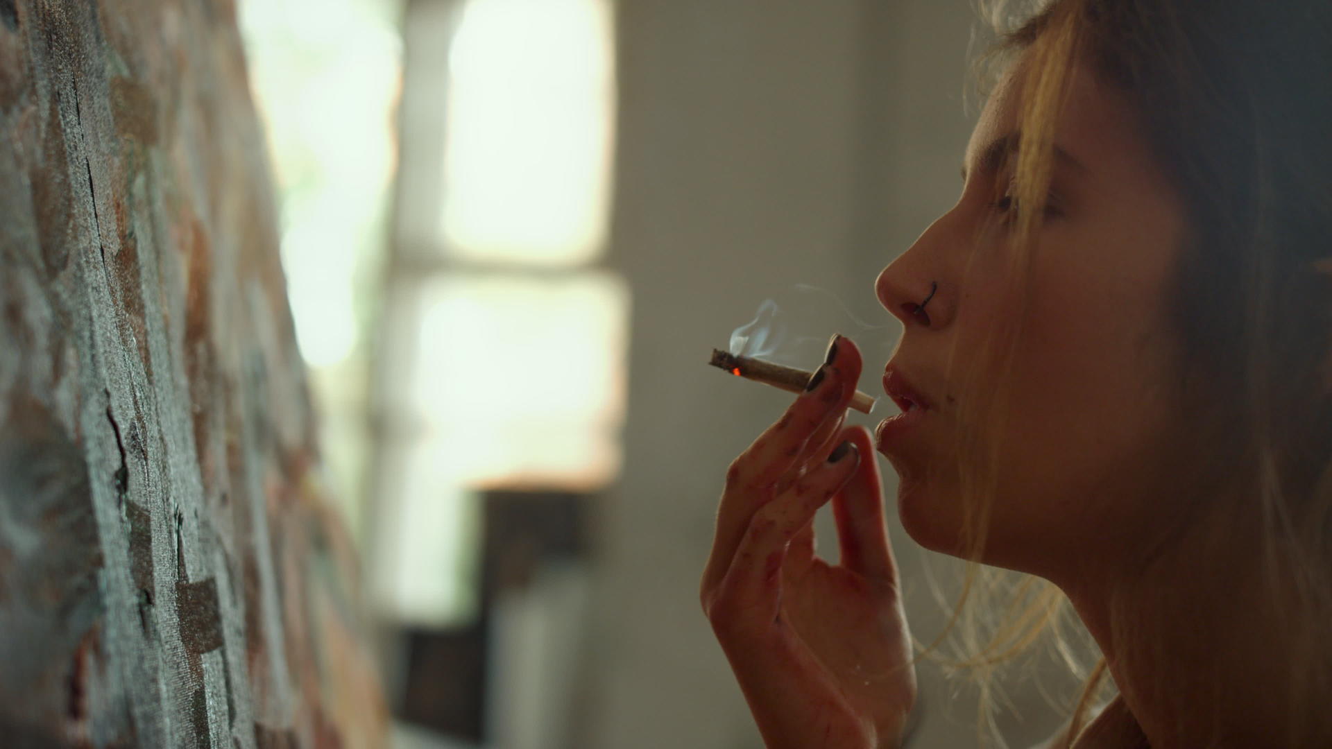 室内吸烟的年轻女性视频的预览图