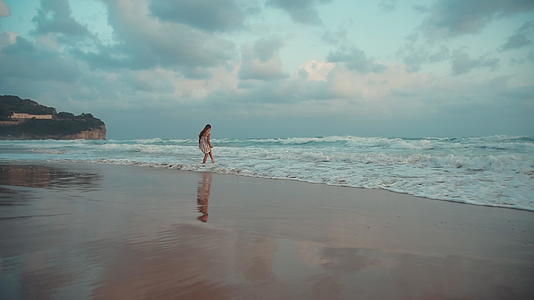 快乐的女孩在海边享受早晨视频的预览图