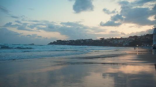 清晨的海滩风景视频的预览图
