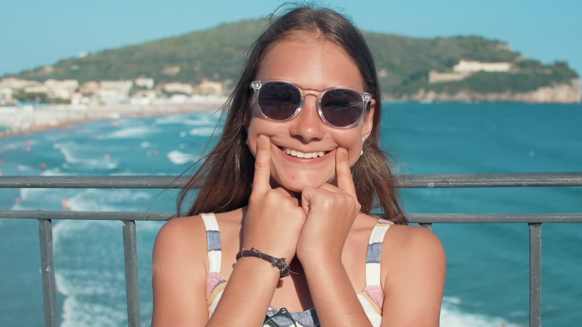 微笑的女孩享受海边假期视频的预览图