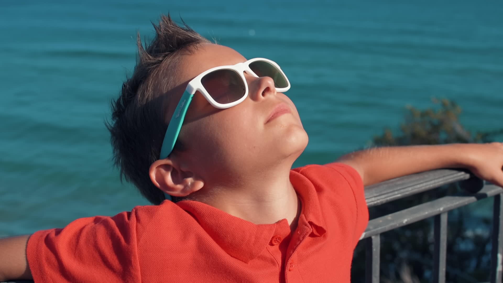 快乐的男孩享受海边的暑假视频的预览图