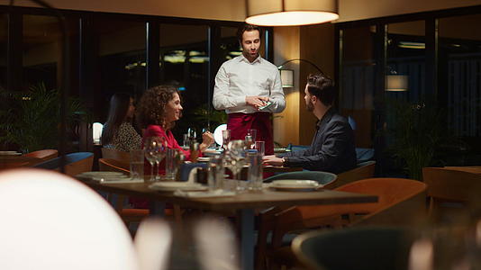在晚餐约会时浪漫的夫妇在昂贵的餐桌上点服务员视频的预览图