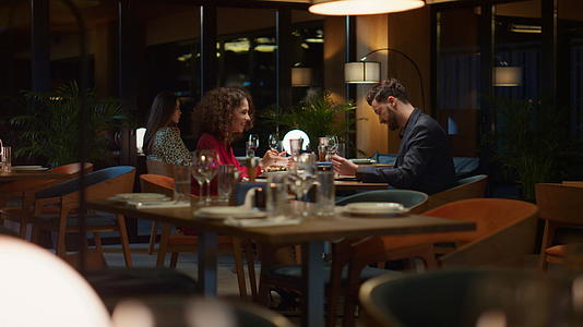 晚餐约会时混血夫妇享受餐厅美食视频的预览图
