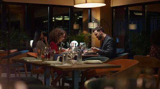 在浪漫的约会中多种族夫妇在意大利餐厅分享美食晚餐视频的预览图