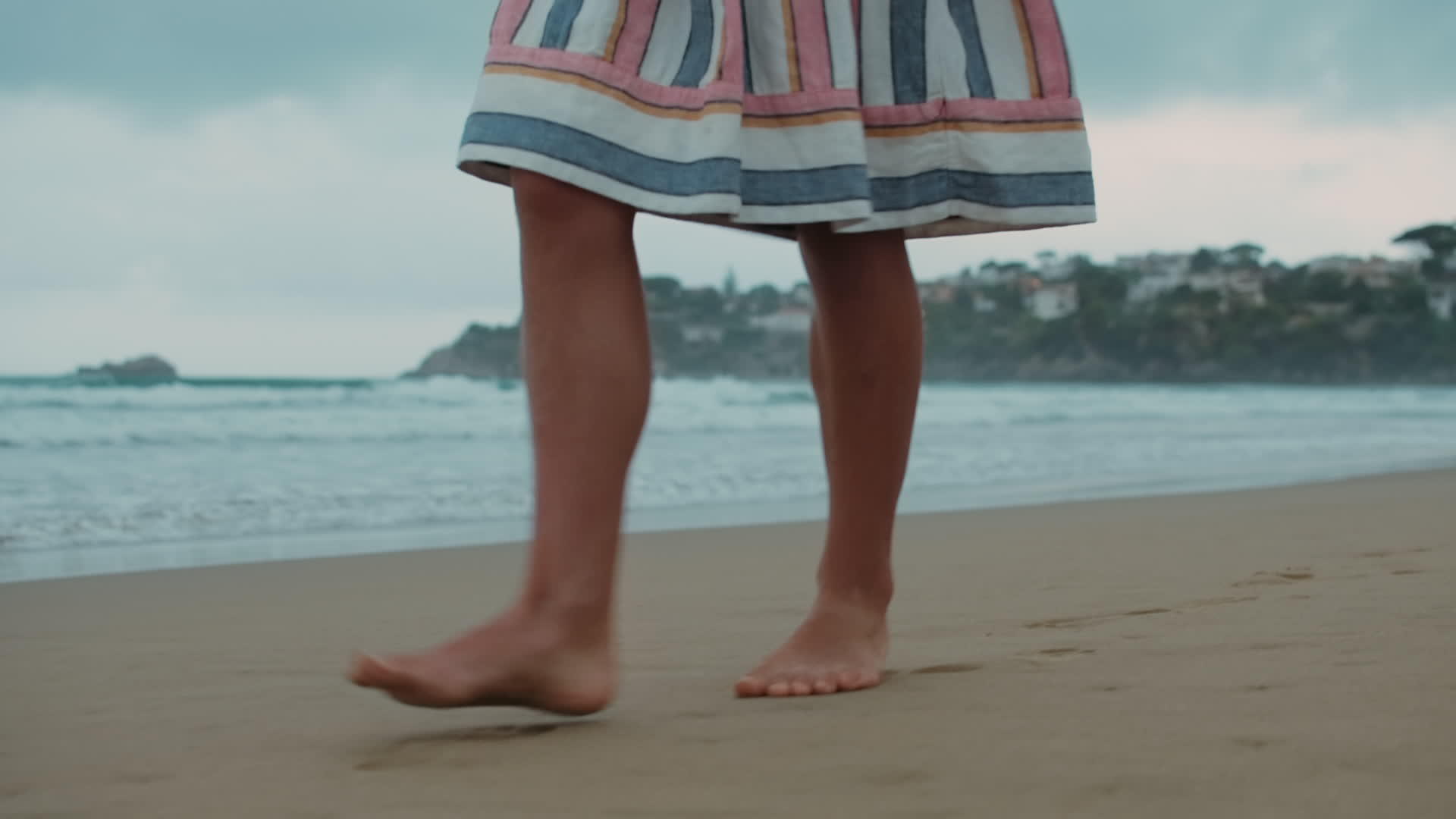 小女孩在海滩上散步度假视频的预览图