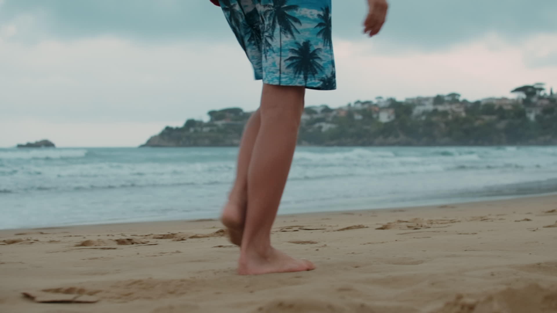 小男孩暑假在海边走腿视频的预览图