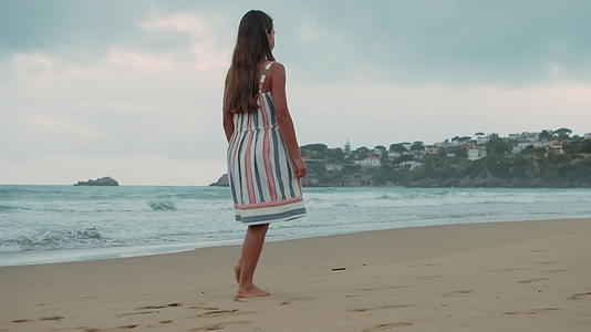 快乐的女孩在海边散步放松视频的预览图
