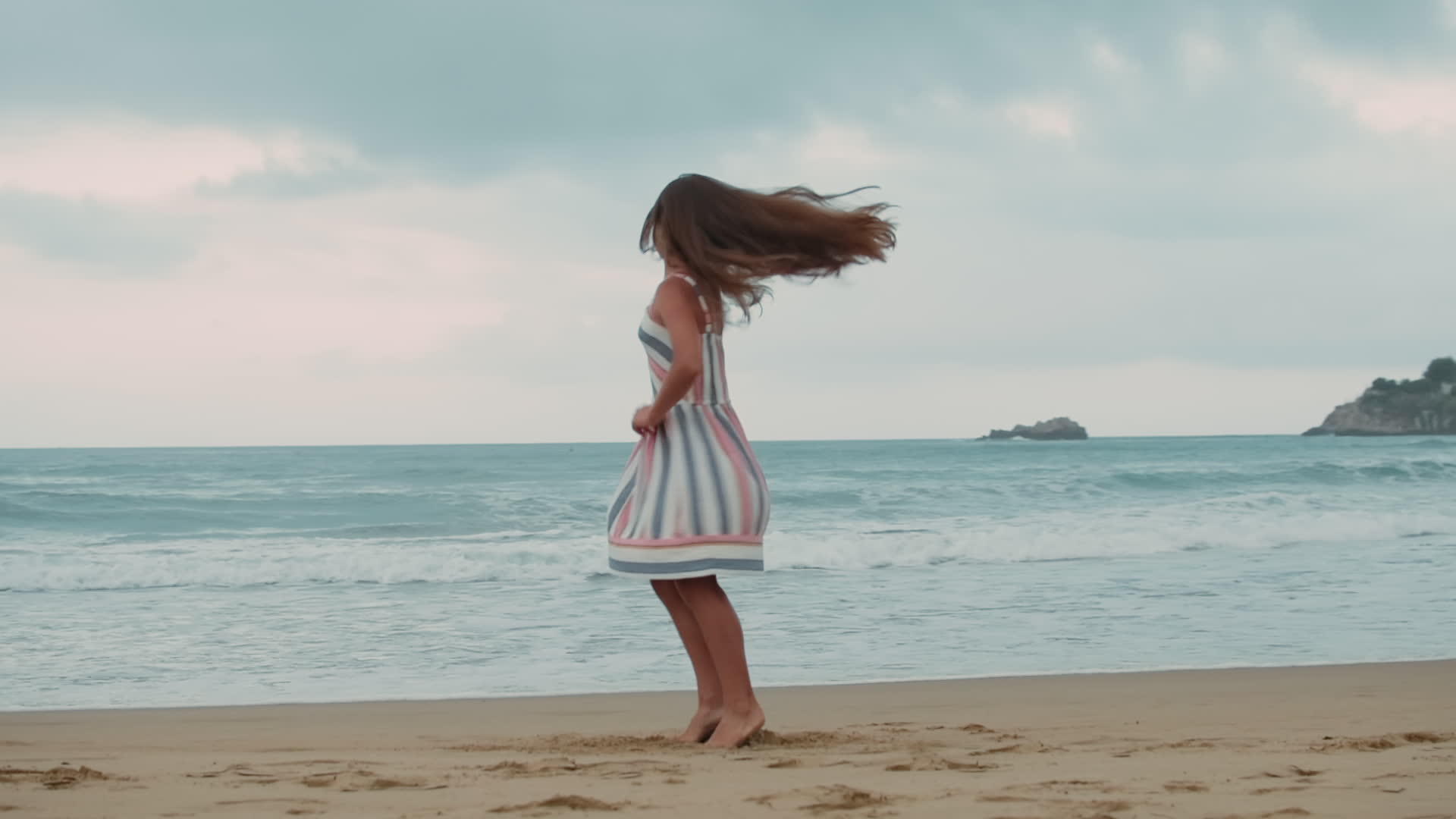 在海边跳舞的快乐小女孩视频的预览图