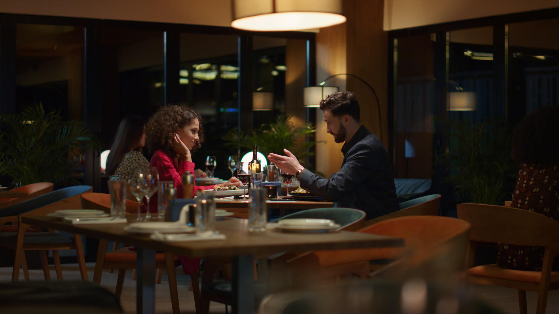 多民族恋人在餐厅晚餐约会时一起聊天视频的预览图