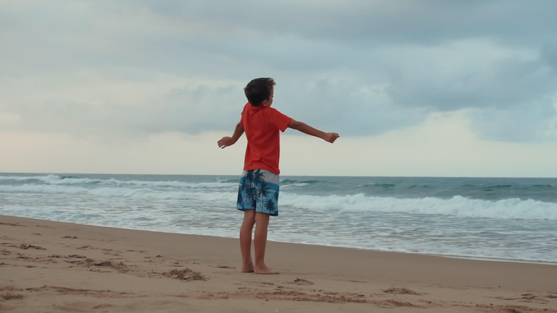 在海边放松、快乐、伸展的男孩视频的预览图