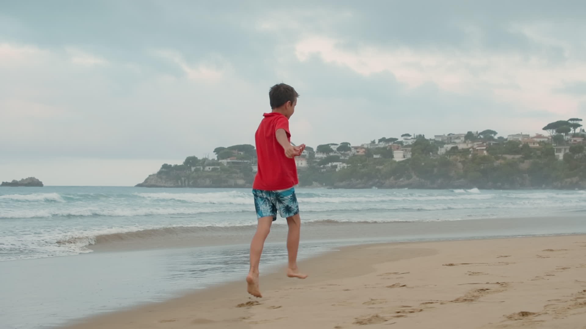 放松的男孩在海滩上享受暑假视频的预览图
