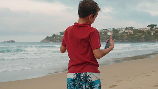 活跃的男孩在海边跳舞视频的预览图