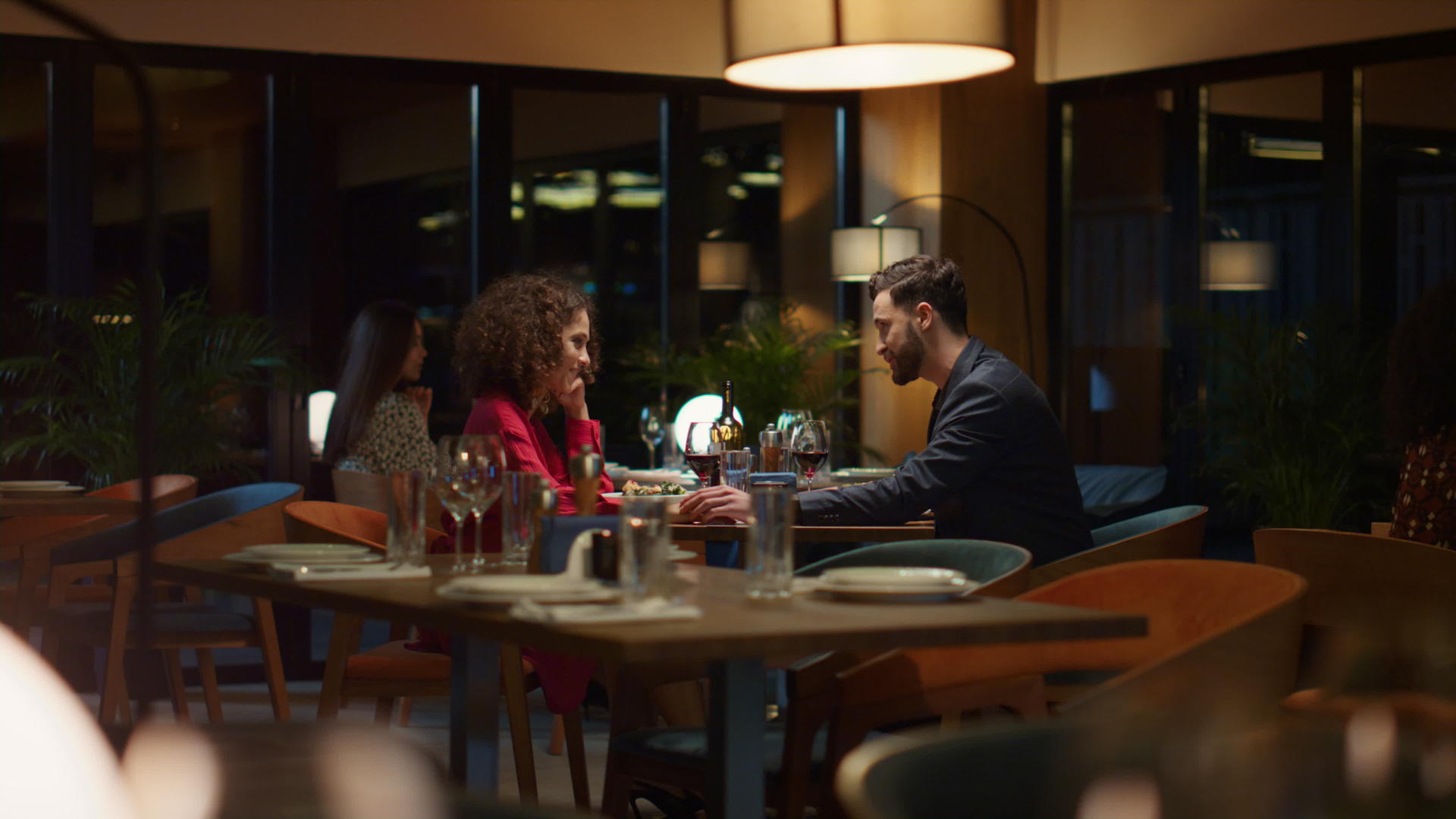 优雅的夫妇晚上坐在餐馆里视频的预览图