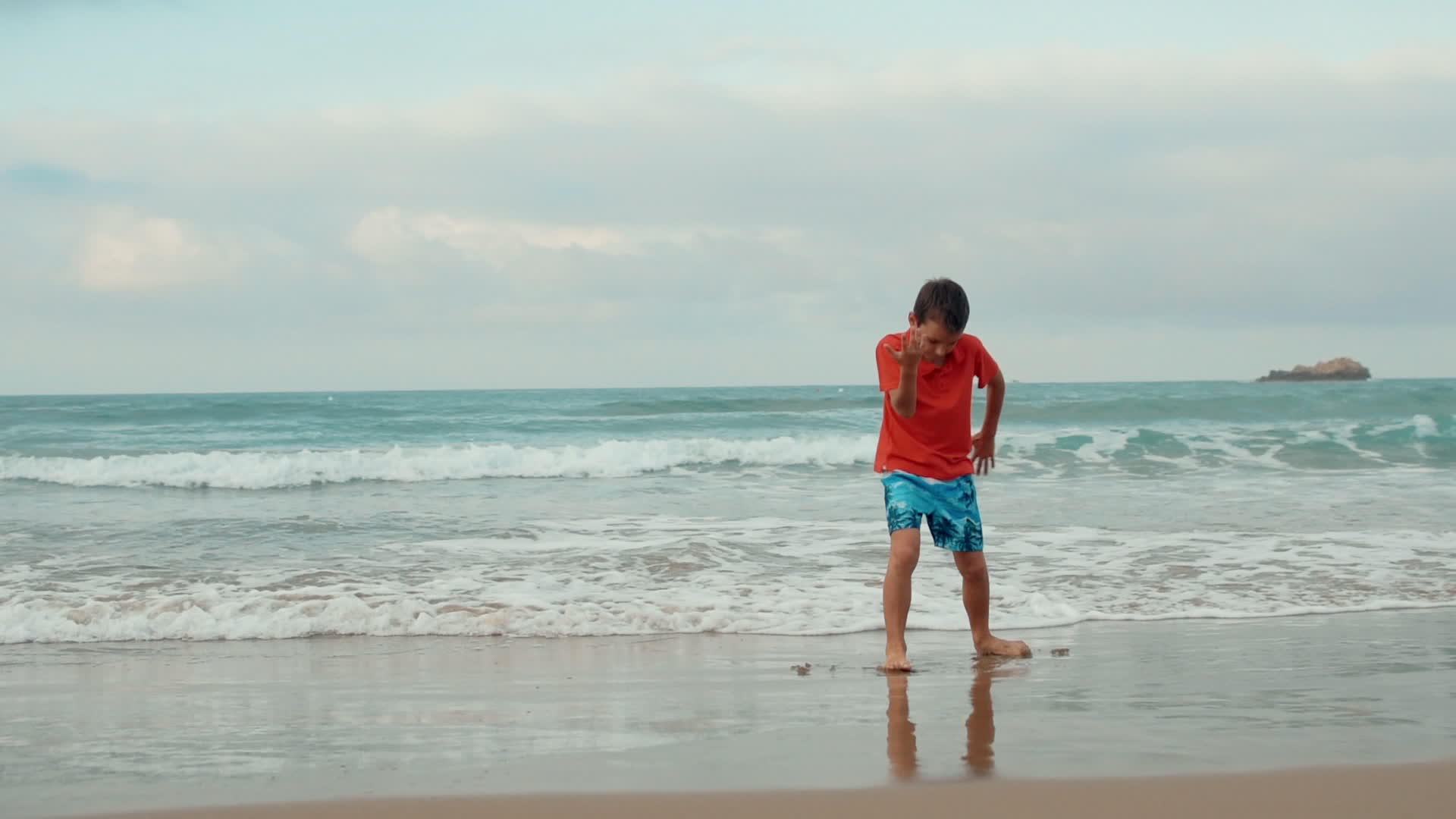 快乐的男孩在海滩上跳舞度假视频的预览图