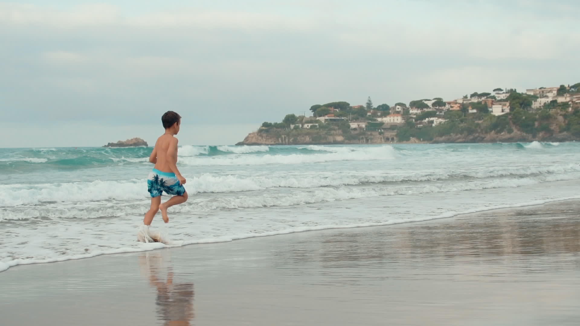 快乐的青少年在沙滩上跑来跑去视频的预览图