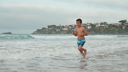 快乐的男孩在海边享受暑假视频的预览图