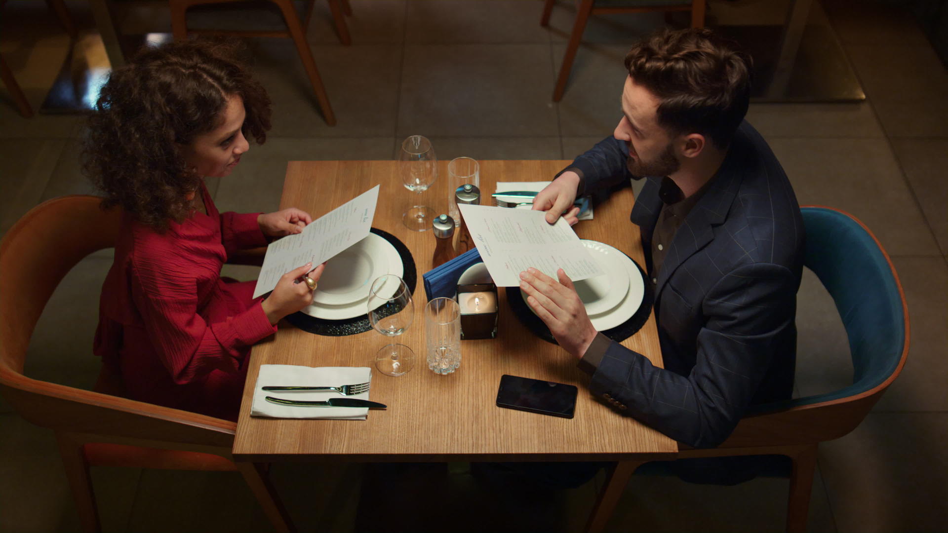 有吸引力的夫妇在夜间餐厅选择菜单视频的预览图