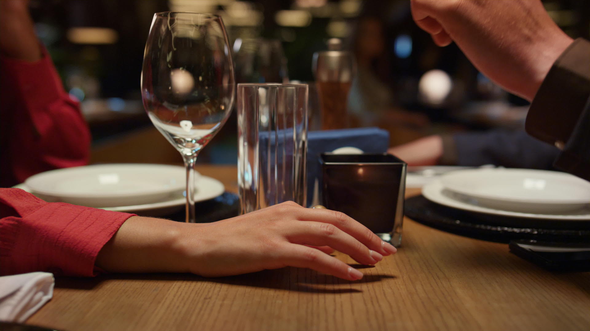在豪华的室内餐厅里浪漫的情侣手牵手视频的预览图