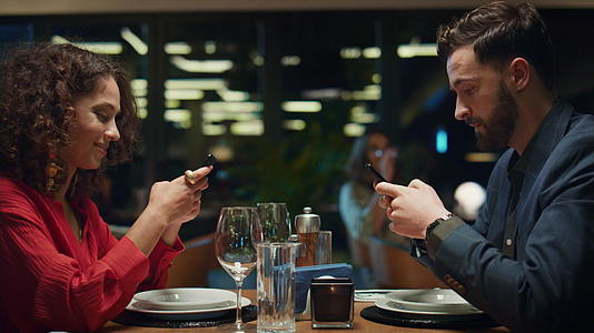 多民族夫妇在高档餐厅发短信手机视频的预览图