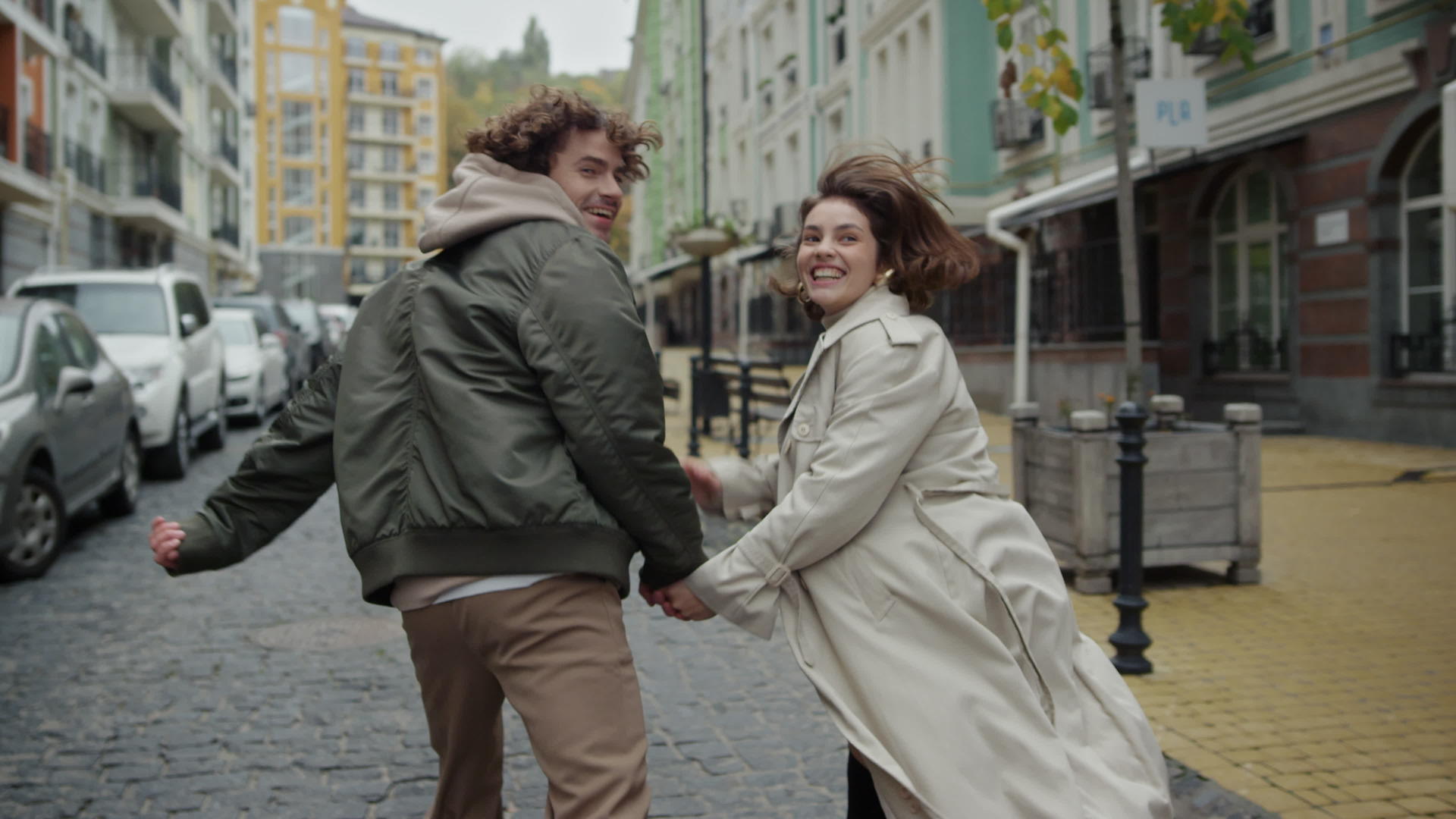 男人和女人在城市街头玩得很开心视频的预览图