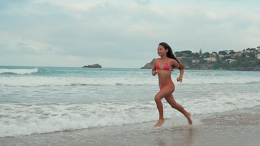 小女孩在海边跑视频的预览图