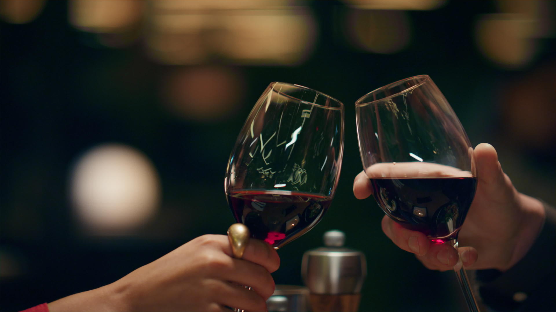 情侣们在浪漫的餐厅酒吧里碰杯视频的预览图