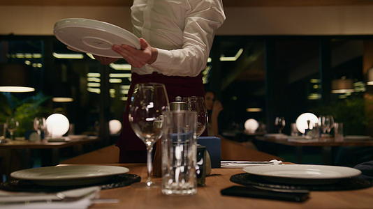 餐厅服务员把盘子放在桌子上视频的预览图