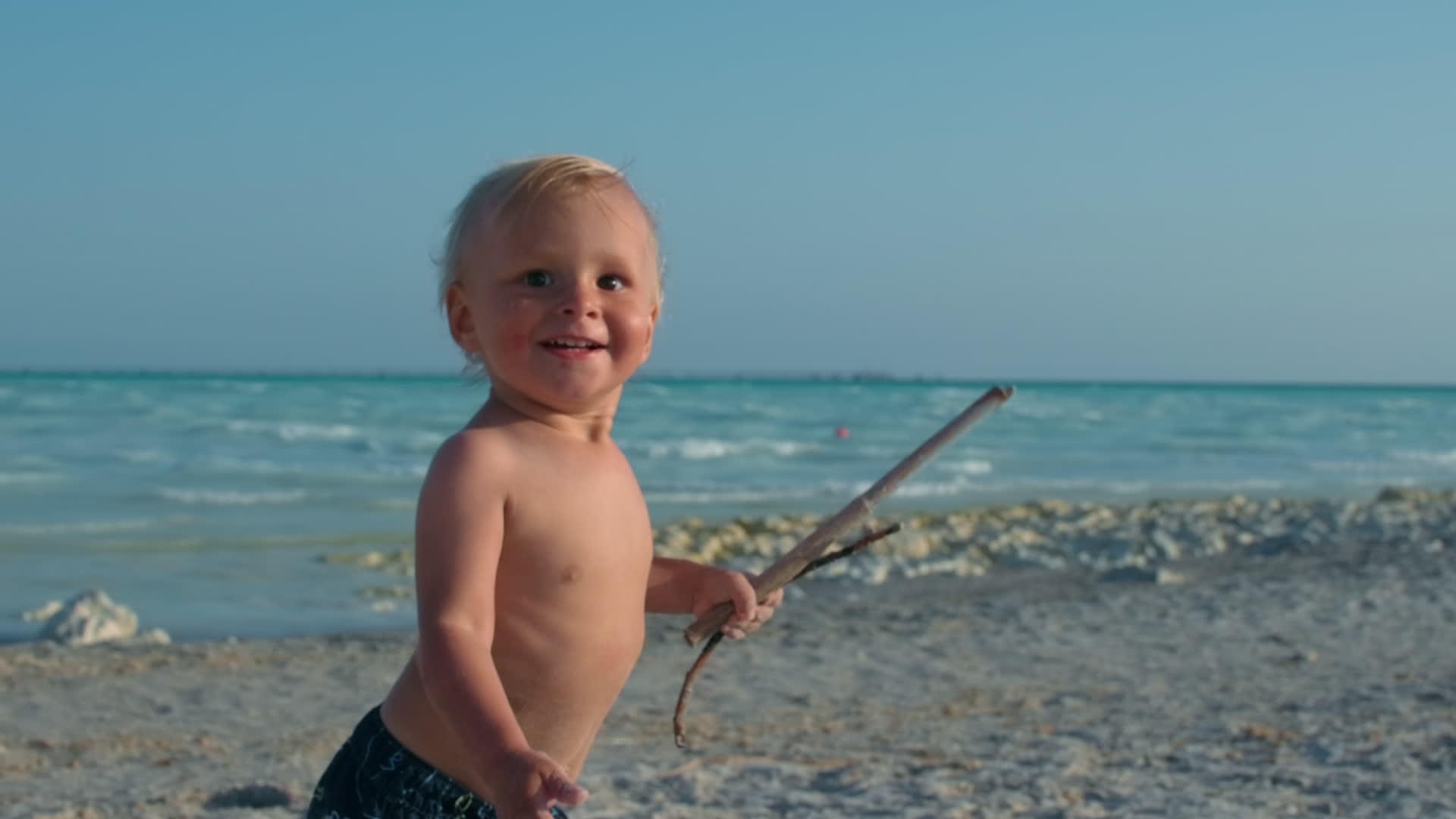 快乐的宝宝在海边玩耍视频的预览图