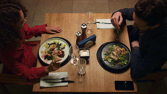 二人在阁楼餐厅享用晚餐视频的预览图