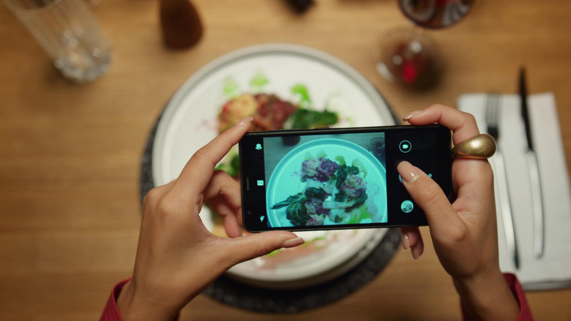 女性在餐厅用手机拍照晚餐视频的预览图