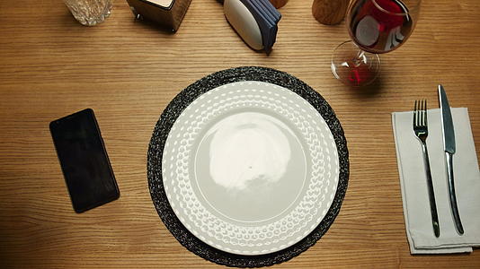 服务员把盘子晚餐食物放在桌子上视频的预览图