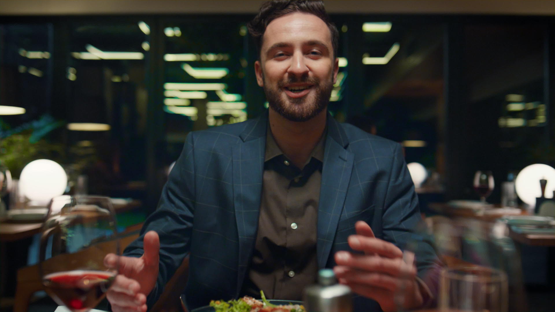 情绪化的男人在吃饭时谈论约会视频的预览图