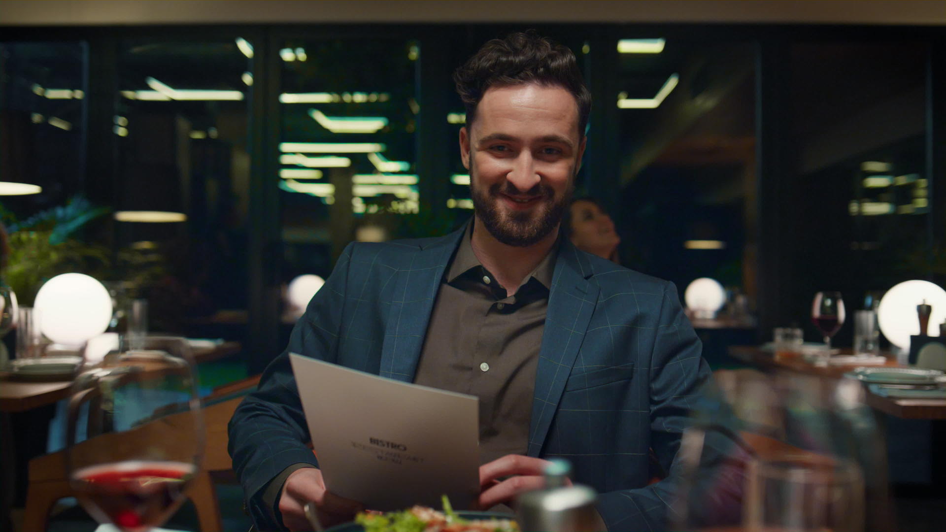 在餐馆约会时微笑的男人看菜单视频的预览图