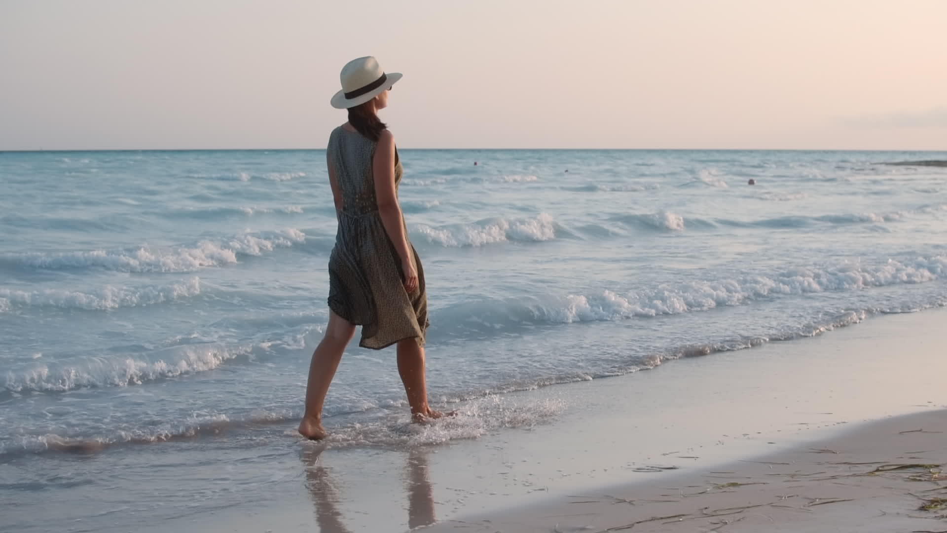 女性在海滩上散步休息视频的预览图