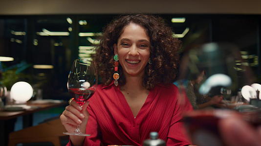 快乐的女人在约会pov上喝酒视频的预览图
