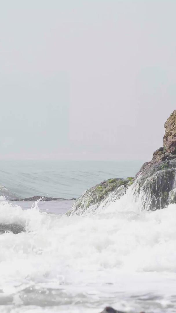 拍摄青岛石老人风景区海浪视频素材视频的预览图