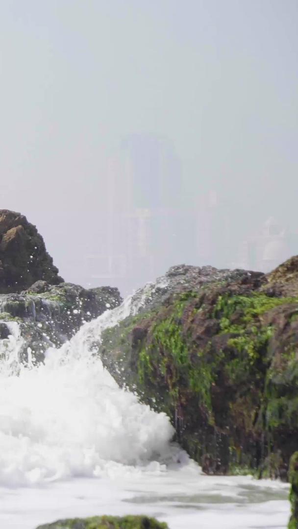 拍摄青岛石老人风景区海浪视频素材视频的预览图