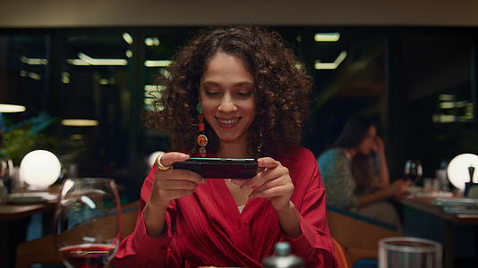 阁楼内豪华餐厅的花哨女性用智能手机拍照视频的预览图