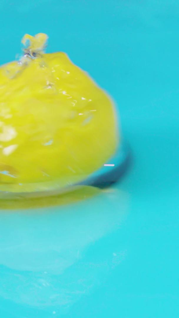 柠檬在水中碰撞视频的预览图
