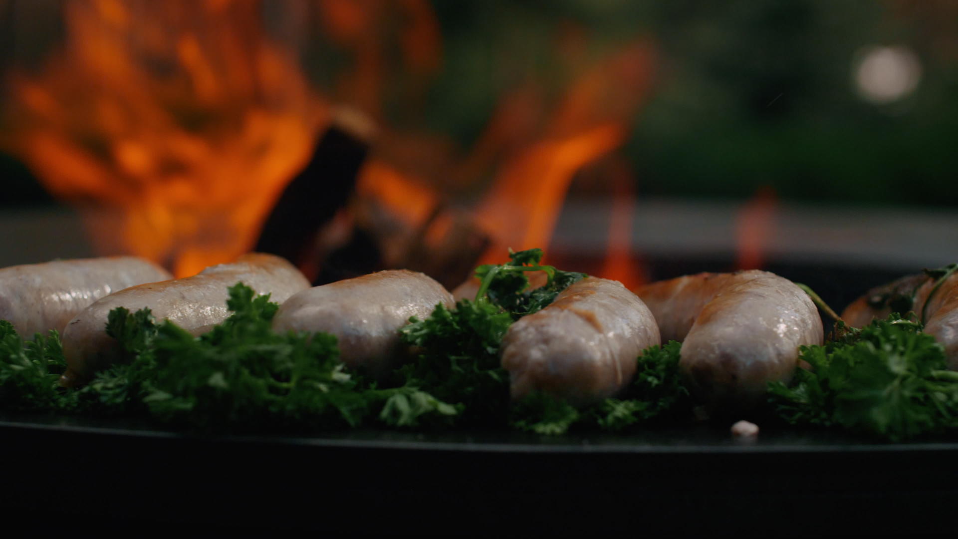 为烧烤派对准备的肉香肠侧视图香肠在炉排上褐变视频的预览图