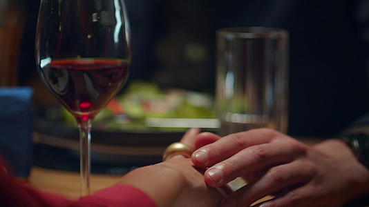 浪漫的餐厅晚餐约会时爱情夫妻手牵手视频的预览图