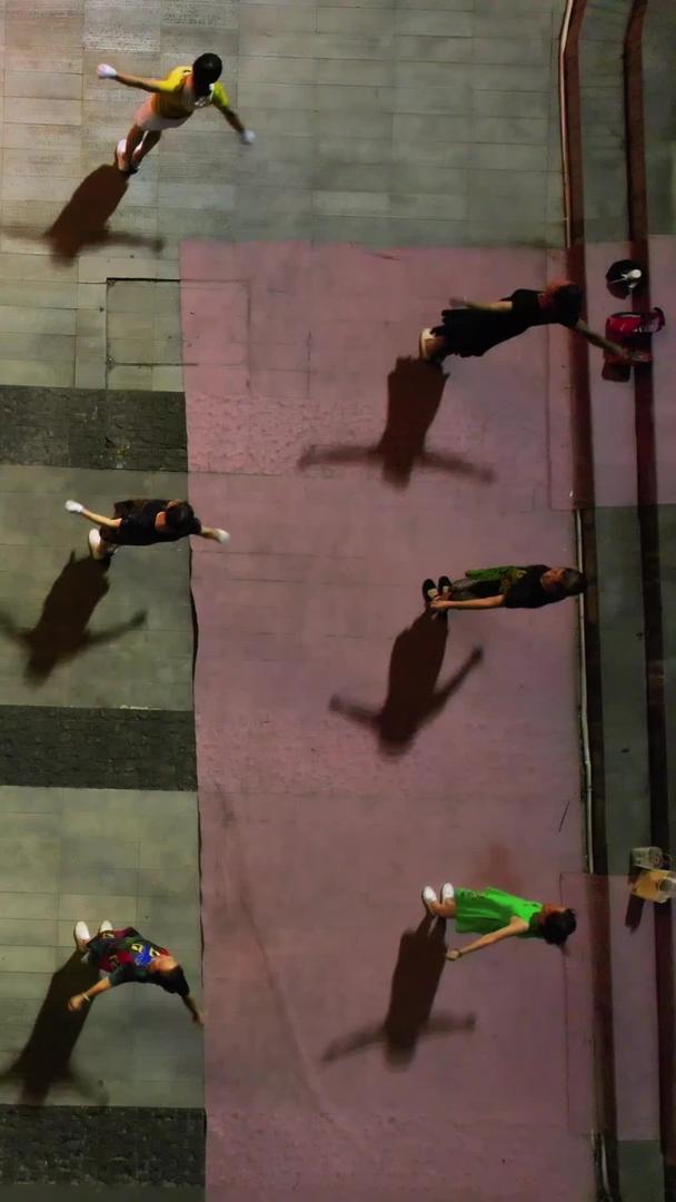 航拍城市夜间跳广场舞、运动、健身、娱乐人群素材视频的预览图