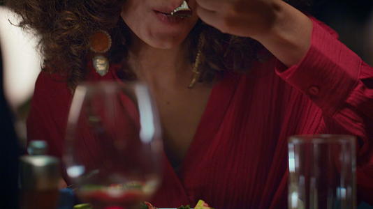 美丽的女人在餐馆吃饭视频的预览图