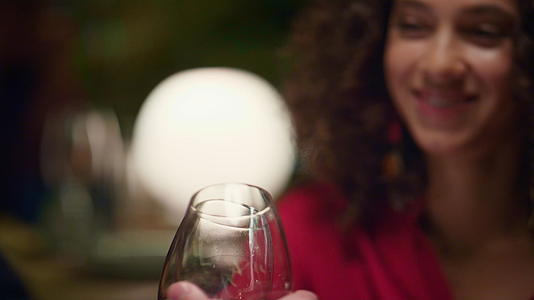 非裔美国妇女在高级餐厅约会时喝红酒杯视频的预览图