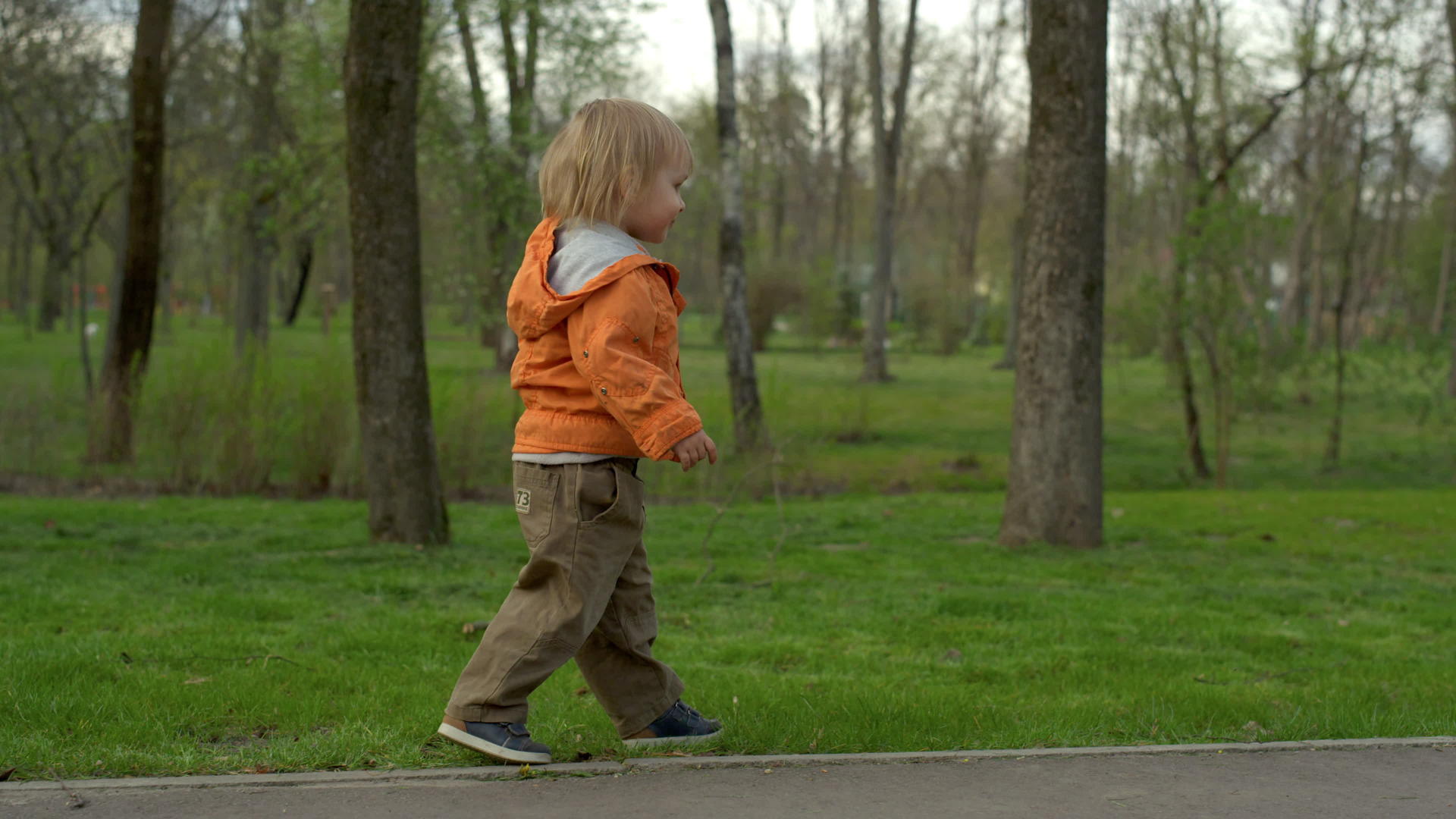 小男孩在户外跑步视频的预览图