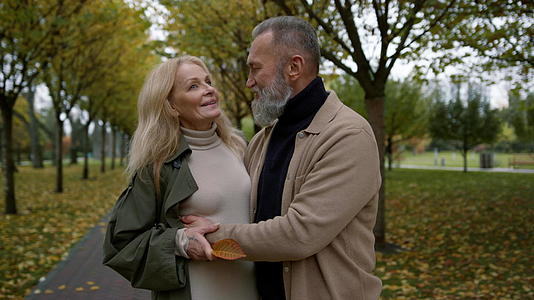 秋天公园里快乐的情侣拥抱接近浪漫情人视频的预览图