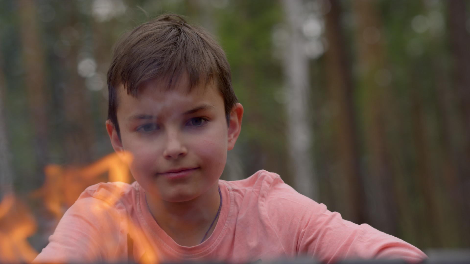 小男孩盯着发呆的火焰视频的预览图