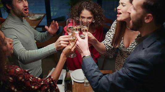 年轻人聚在一起喝酒聚会视频的预览图