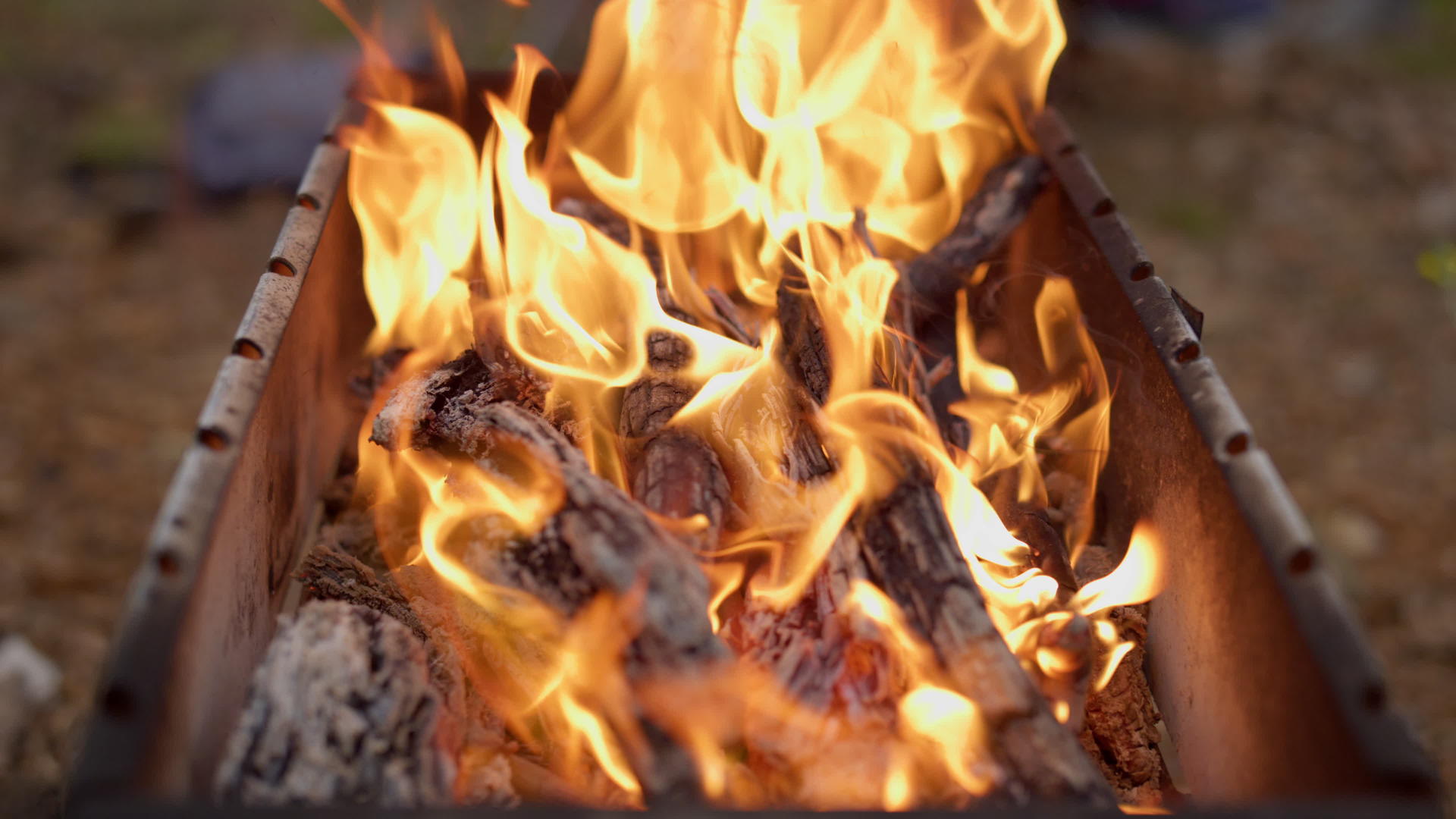 烧烤中木炭燃烧火焰的特写视频的预览图