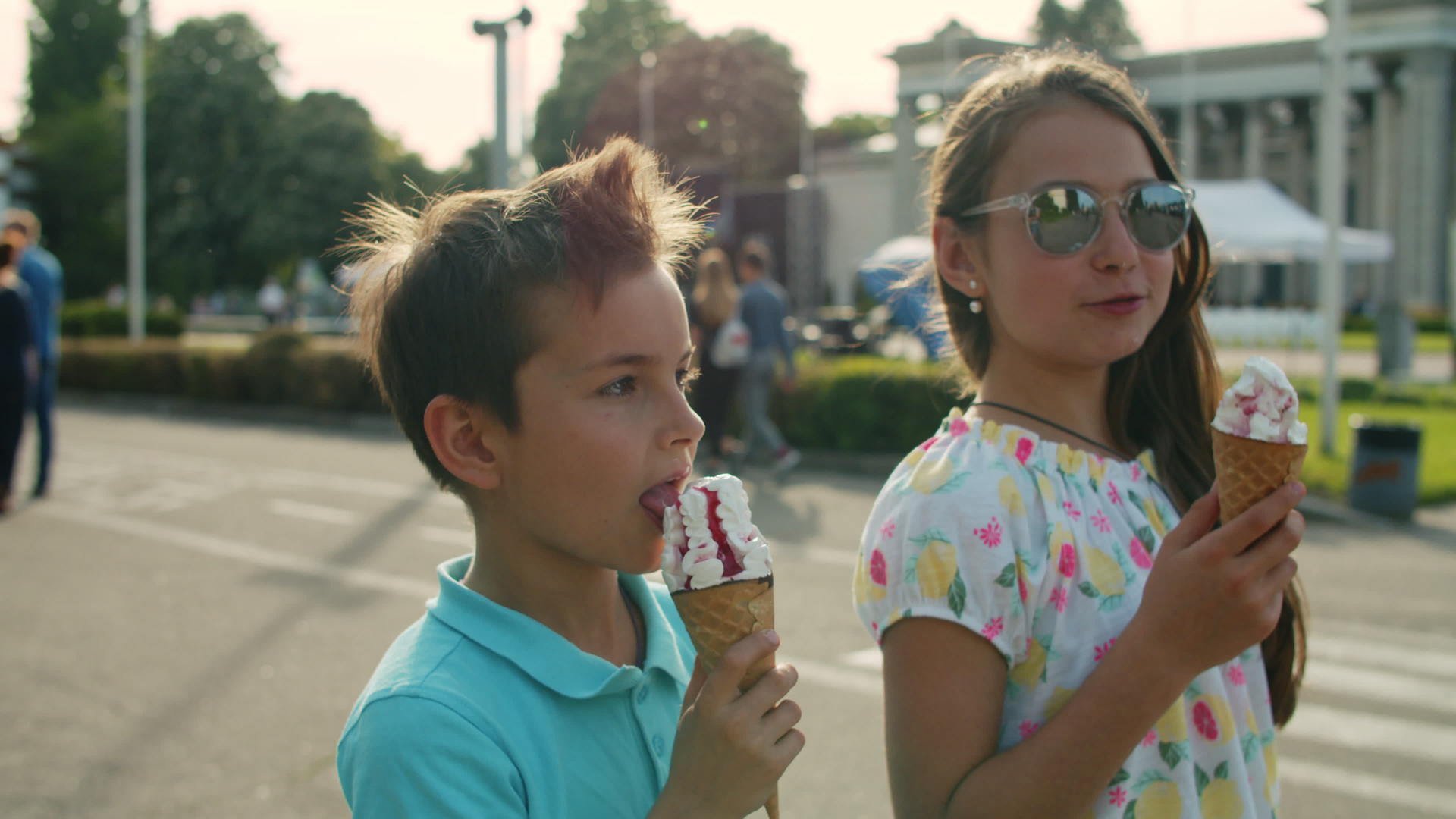 可爱的姐姐和哥哥在街上吃冰淇淋视频的预览图